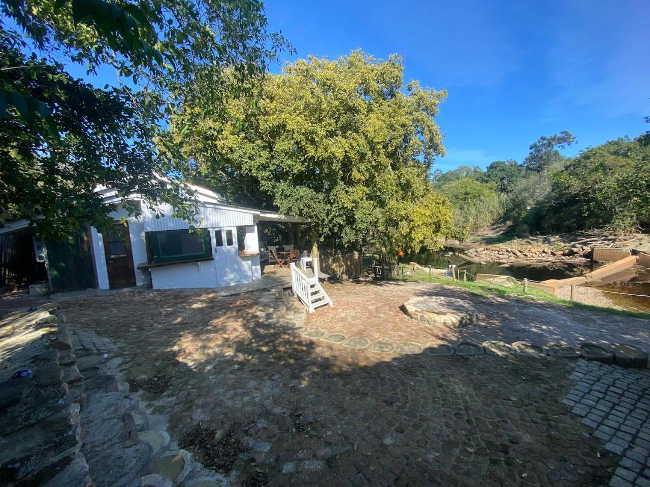 The Riverdeck Accommodation And Backpackers Knysna Exteriör bild